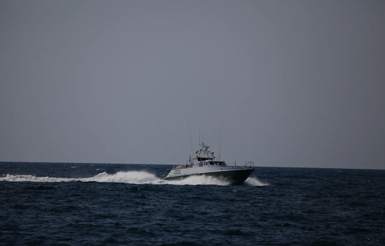 Photo wallpaper boat, the black sea, on the go
