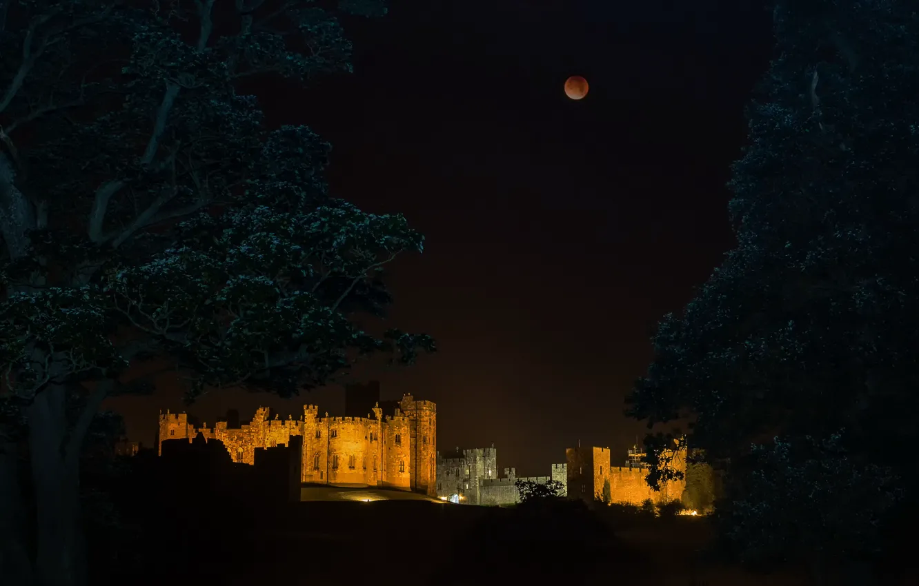 Photo wallpaper eclipse, Alnwick Castle, red moon