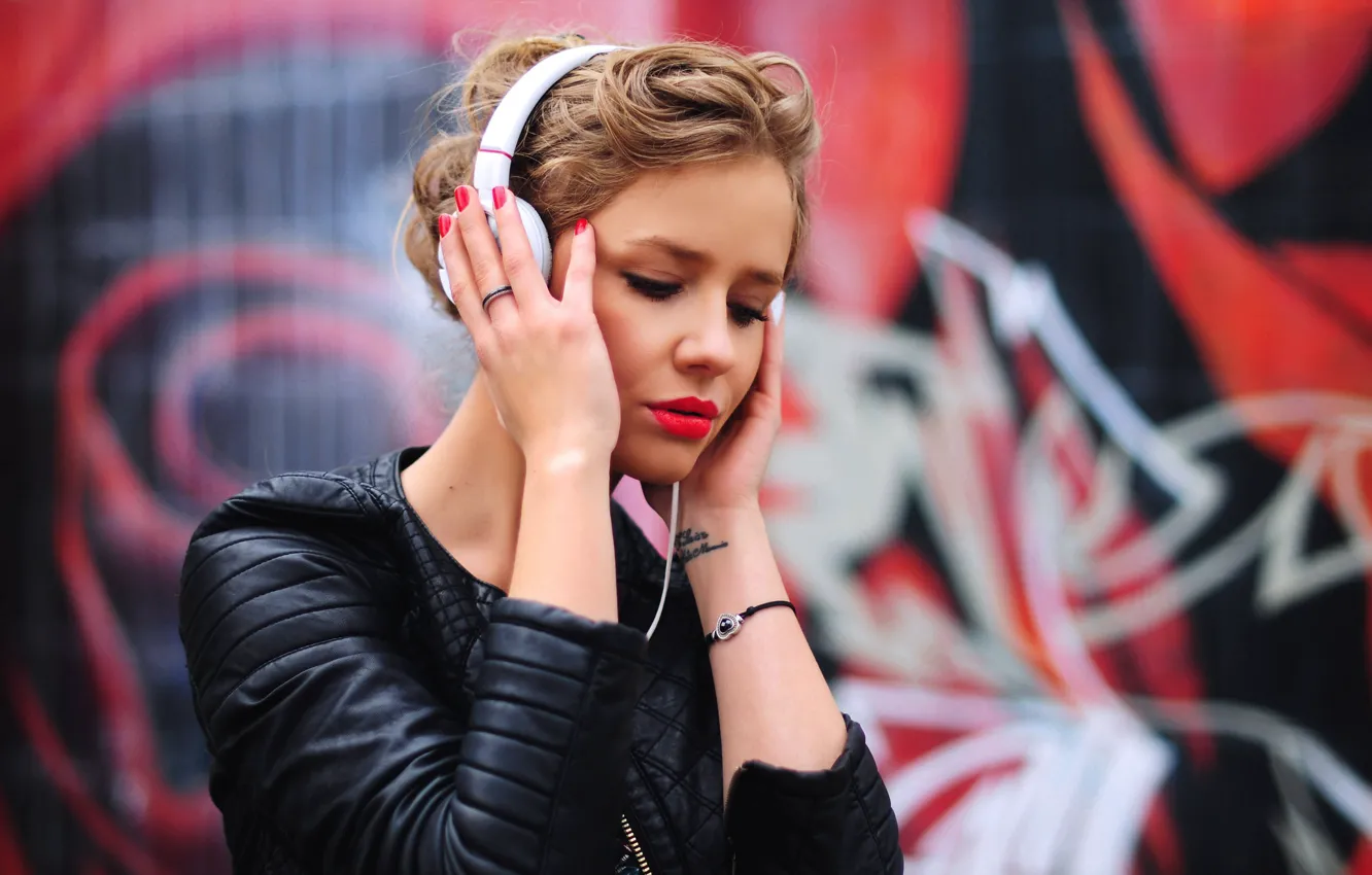 Photo wallpaper girl, music, portrait, headphones