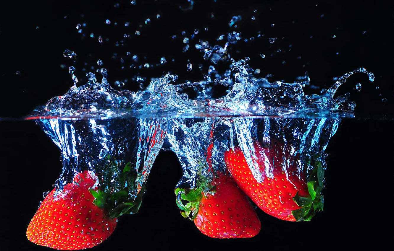 Photo wallpaper water, berries, strawberry