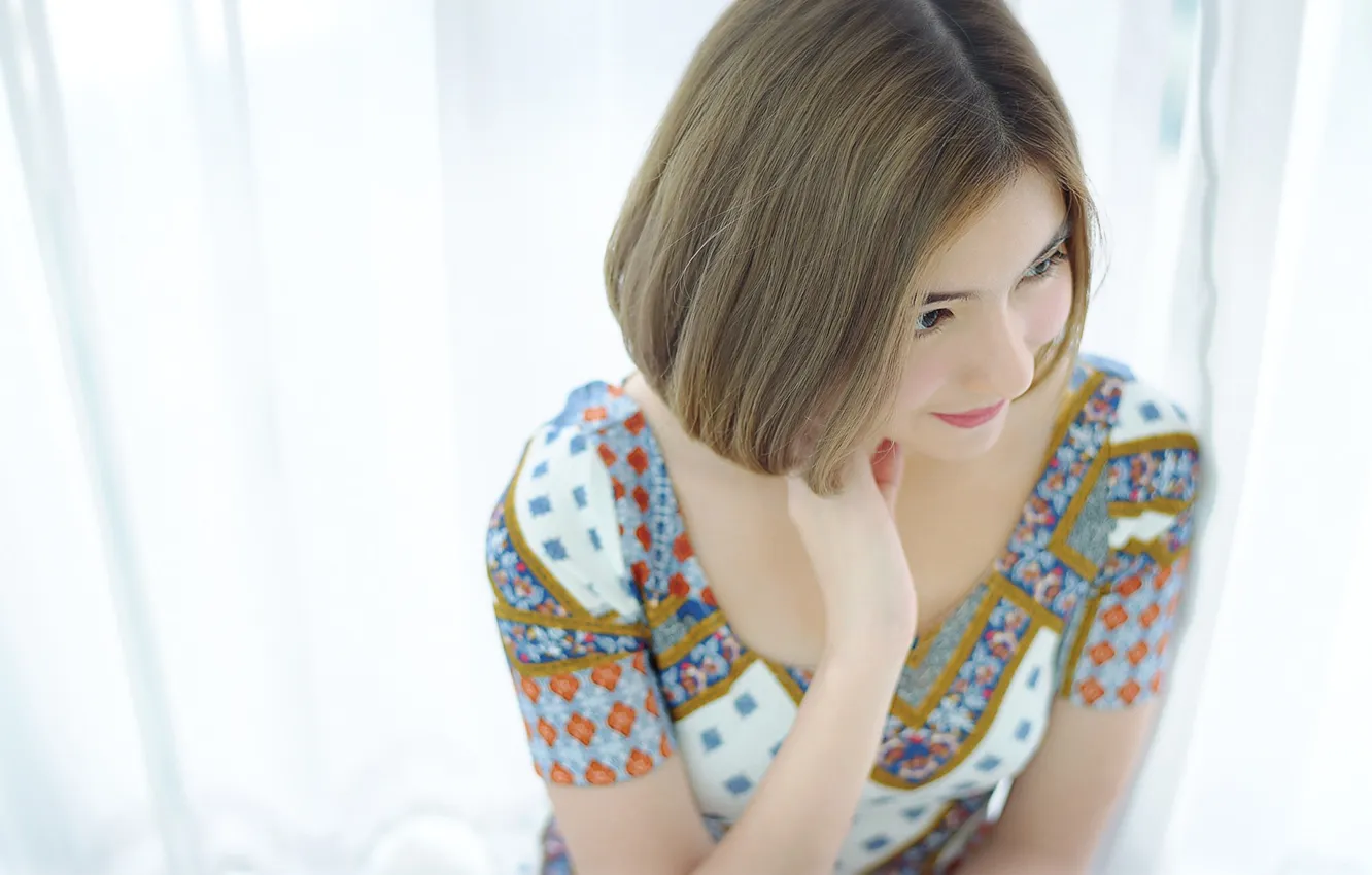 Photo wallpaper girl, face, background, hair, hands