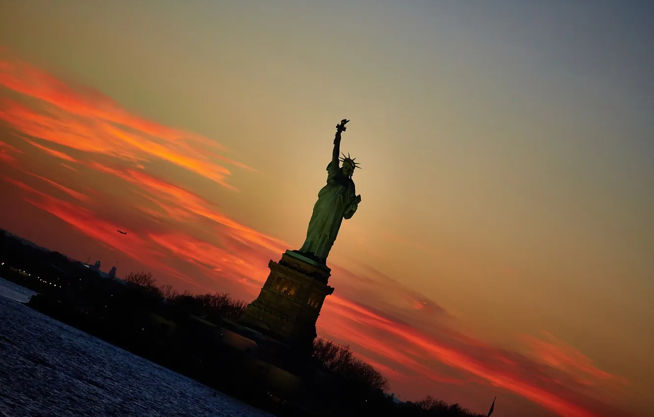 Photo wallpaper freedom, sunset, the city