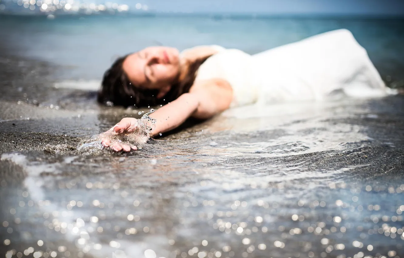 Photo wallpaper girl, squirt, pebbles, surf