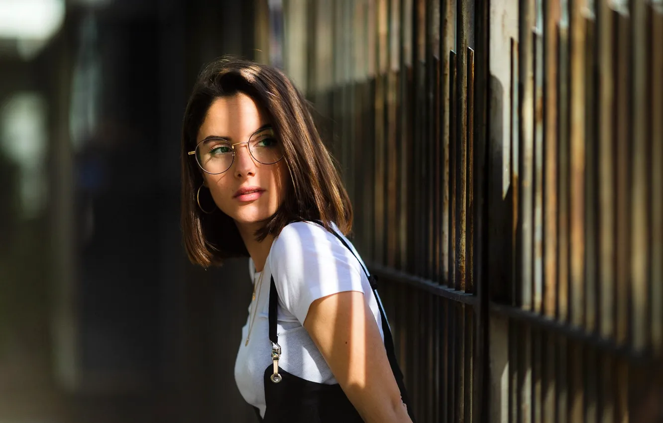 Photo wallpaper the sun, model, the fence, portrait, makeup, Mike, glasses, hairstyle