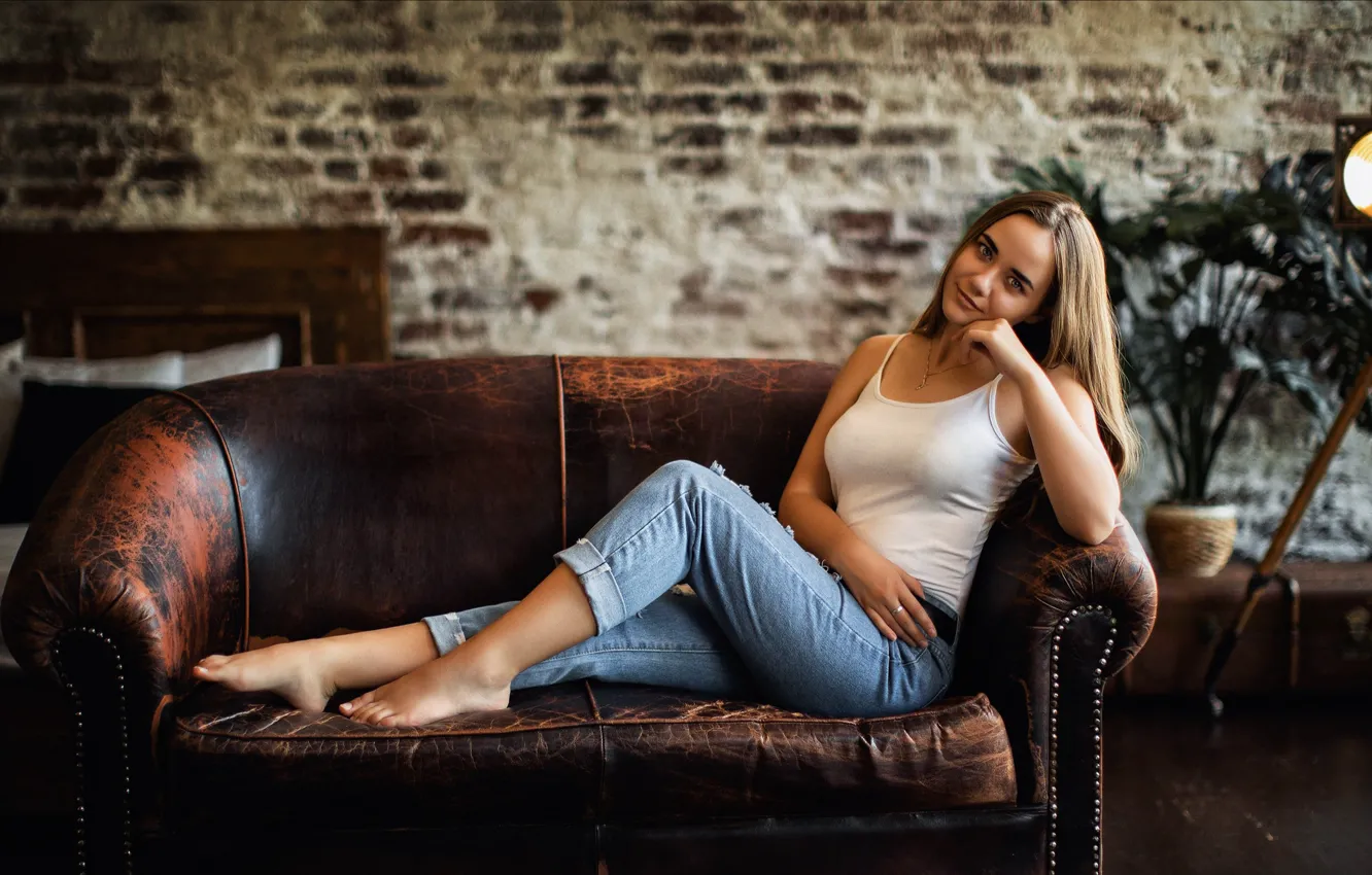 Photo wallpaper look, smile, sofa, Girl, jeans, Mike, legs, hairstyle