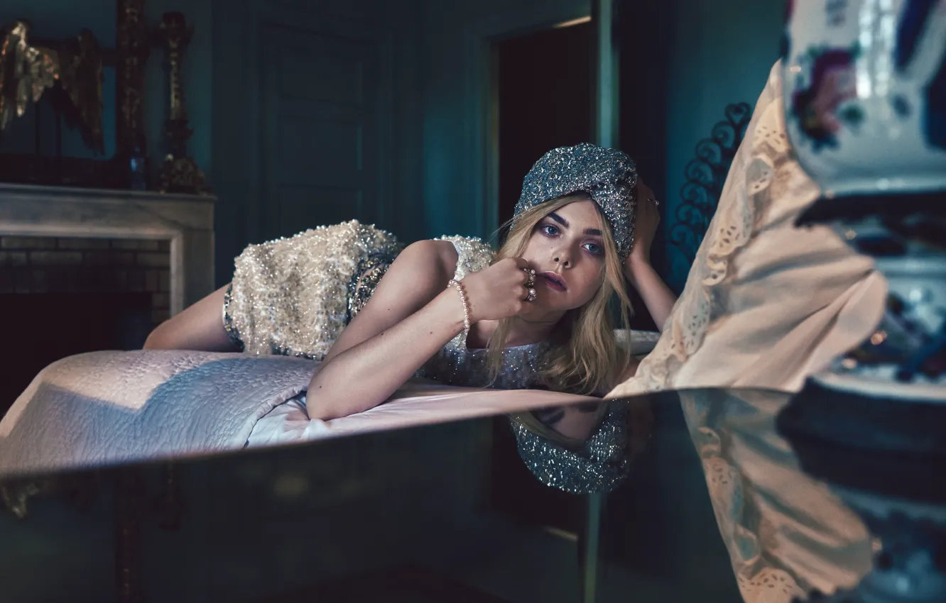 Photo wallpaper makeup, actress, hairstyle, blonde, outfit, lies, on the bed, photoshoot