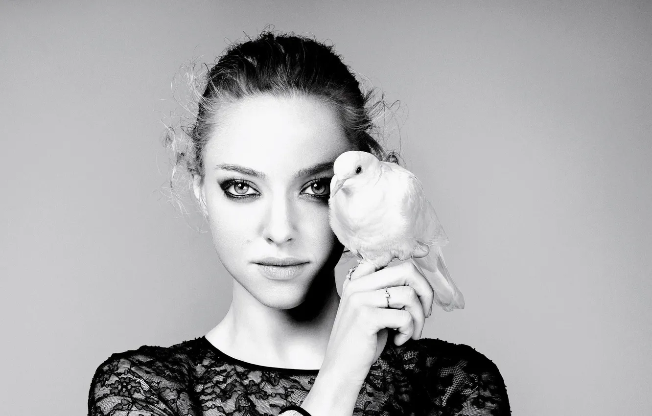 Photo wallpaper actress, ring, pigeons, Amanda Seyfried, b/W photo, Amanda Seifred