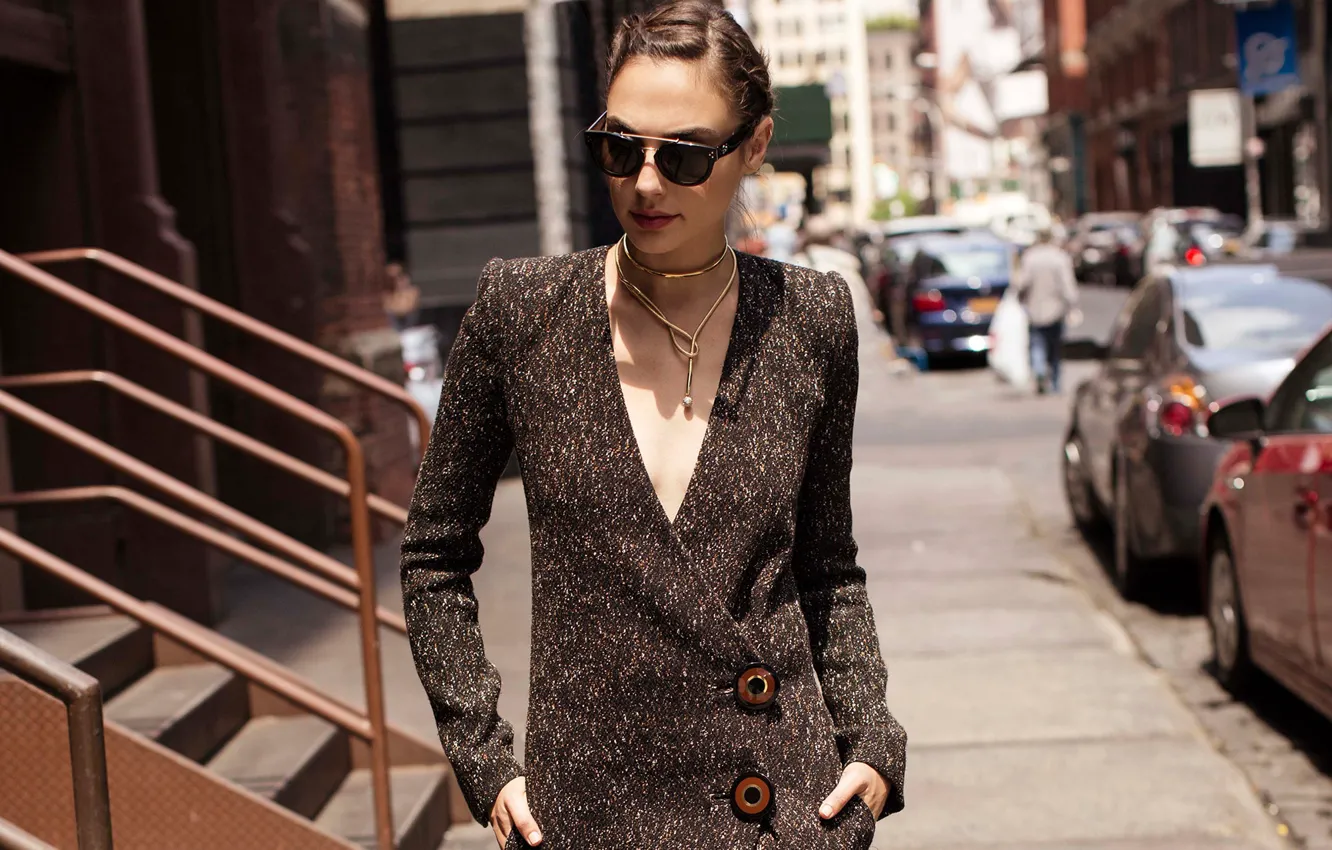 Photo wallpaper the sun, the city, street, makeup, figure, dress, actress, glasses