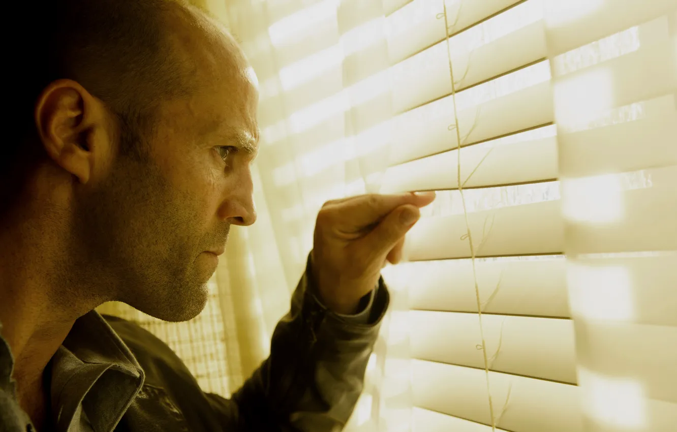 Photo wallpaper frame, window, blinds, Jason Statham, Jason Statham, Wild Card, Crazy card