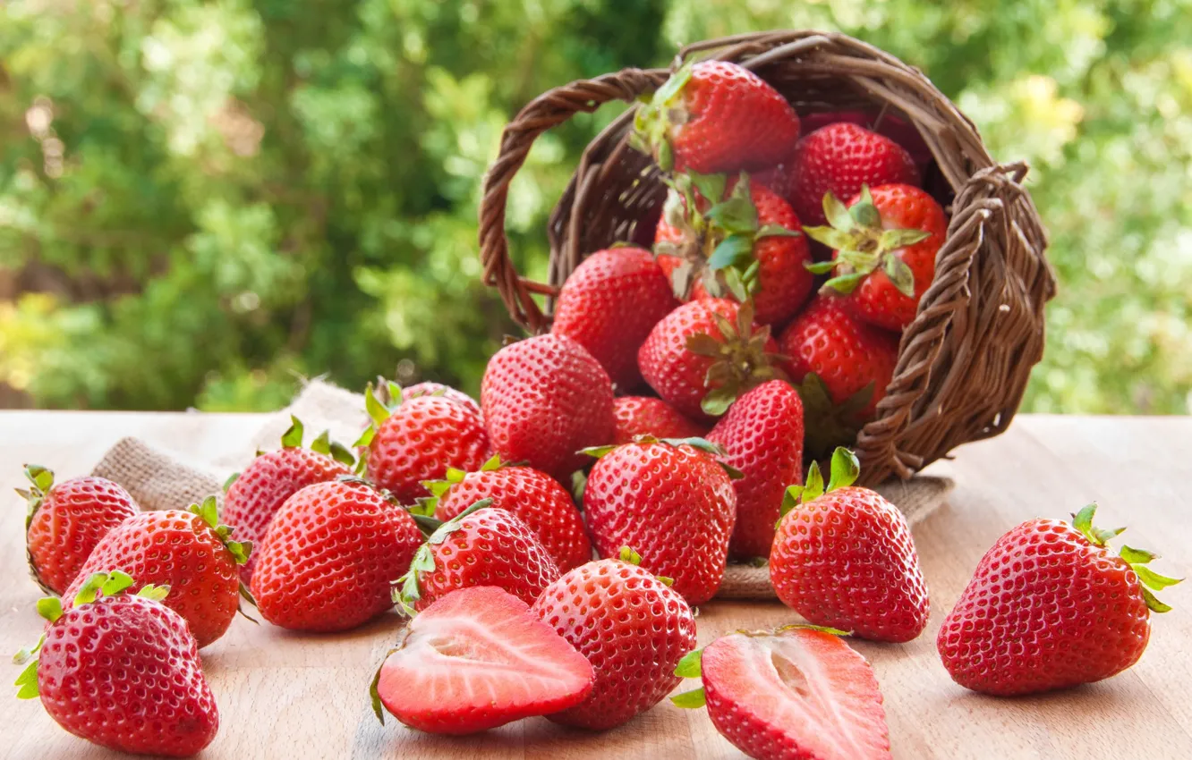 Photo wallpaper berries, basket, placer, strawberry