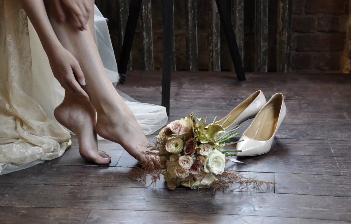 Photo wallpaper feet, bouquet, shoes, the bride
