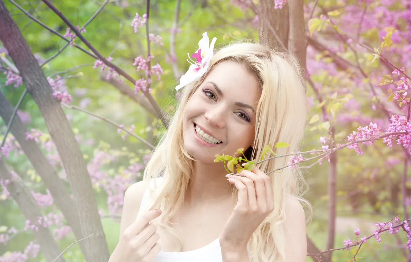 Photo wallpaper girl, trees, branches, smile, mood, spring, blonde