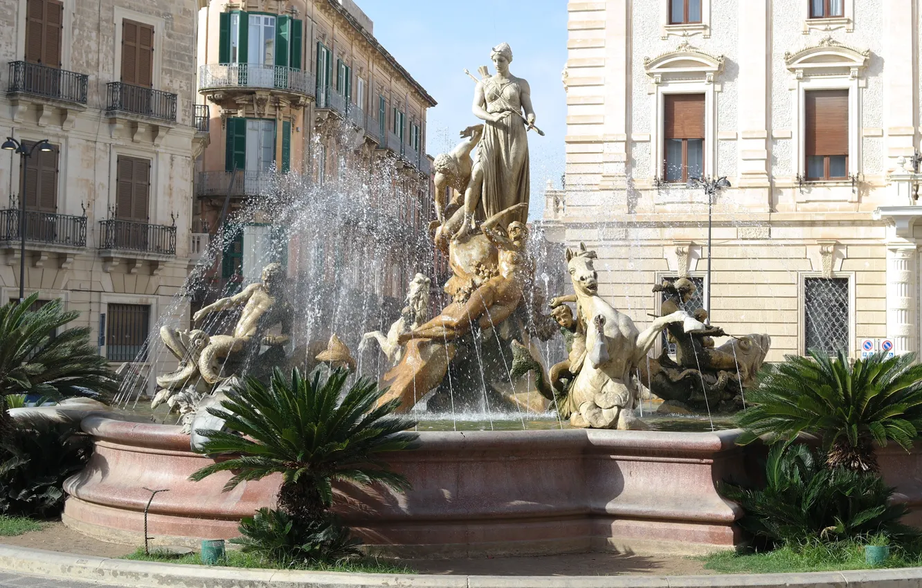 Photo wallpaper Italy, Sicily, Siracusa, Piazza Archimede, the fountain of Artemis