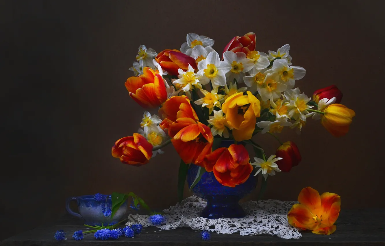 Photo wallpaper background, bouquet, tulips, vase, napkin, daffodils, Muscari