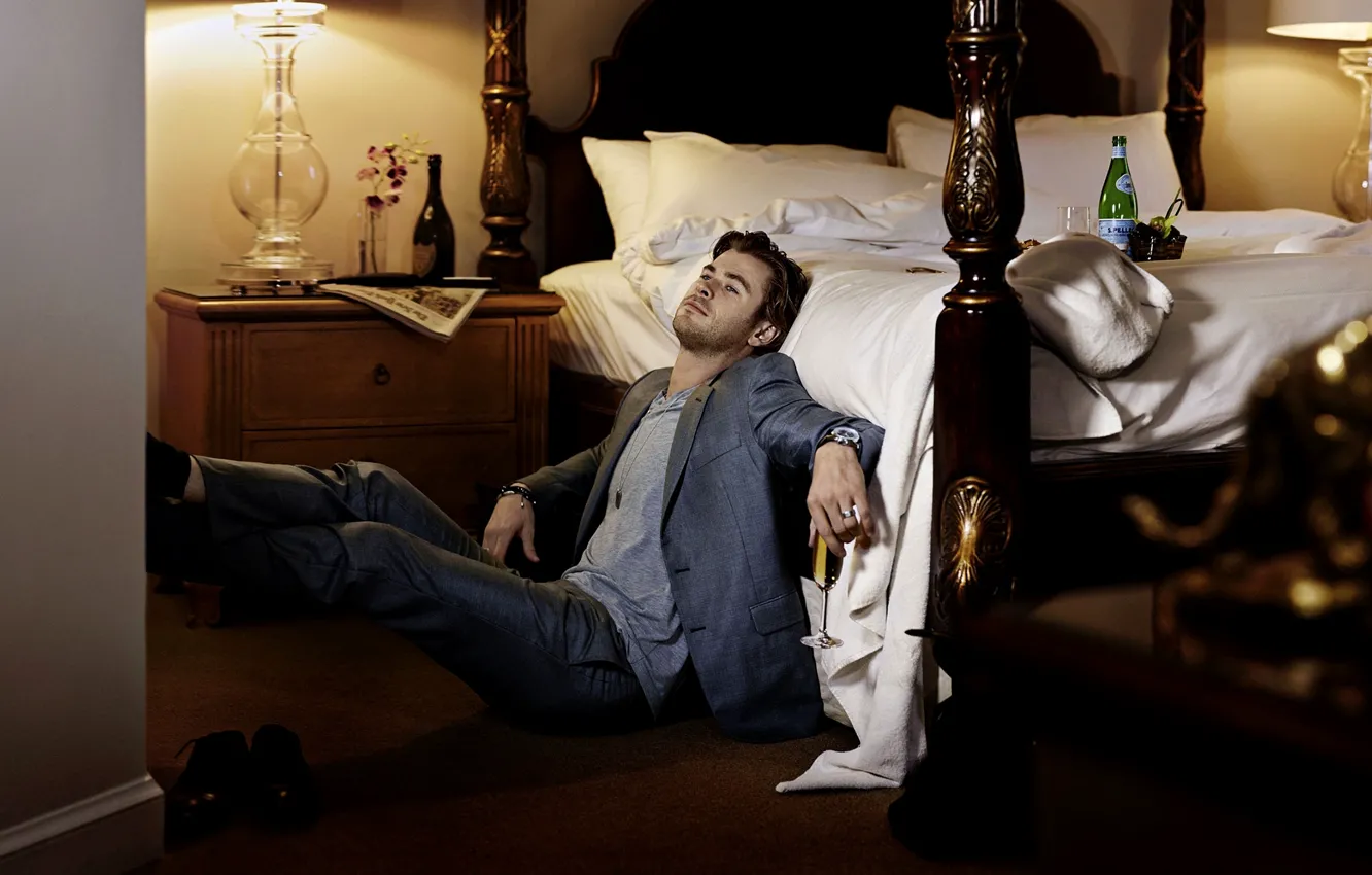 Photo wallpaper glass, bed, actor, male, champagne, blonde, Chris Hemsworth, Chris Hemsworth
