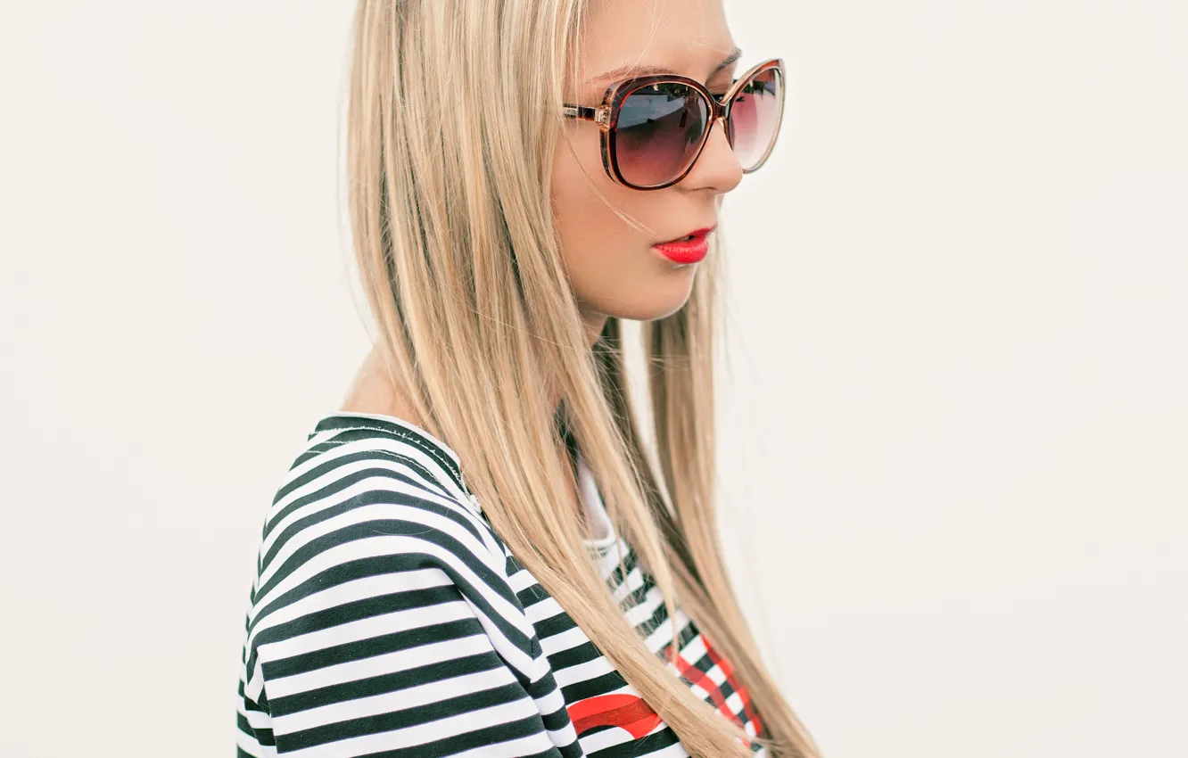 Photo wallpaper summer, wall, Girl, glasses, blonde, white, red lipstick, sun