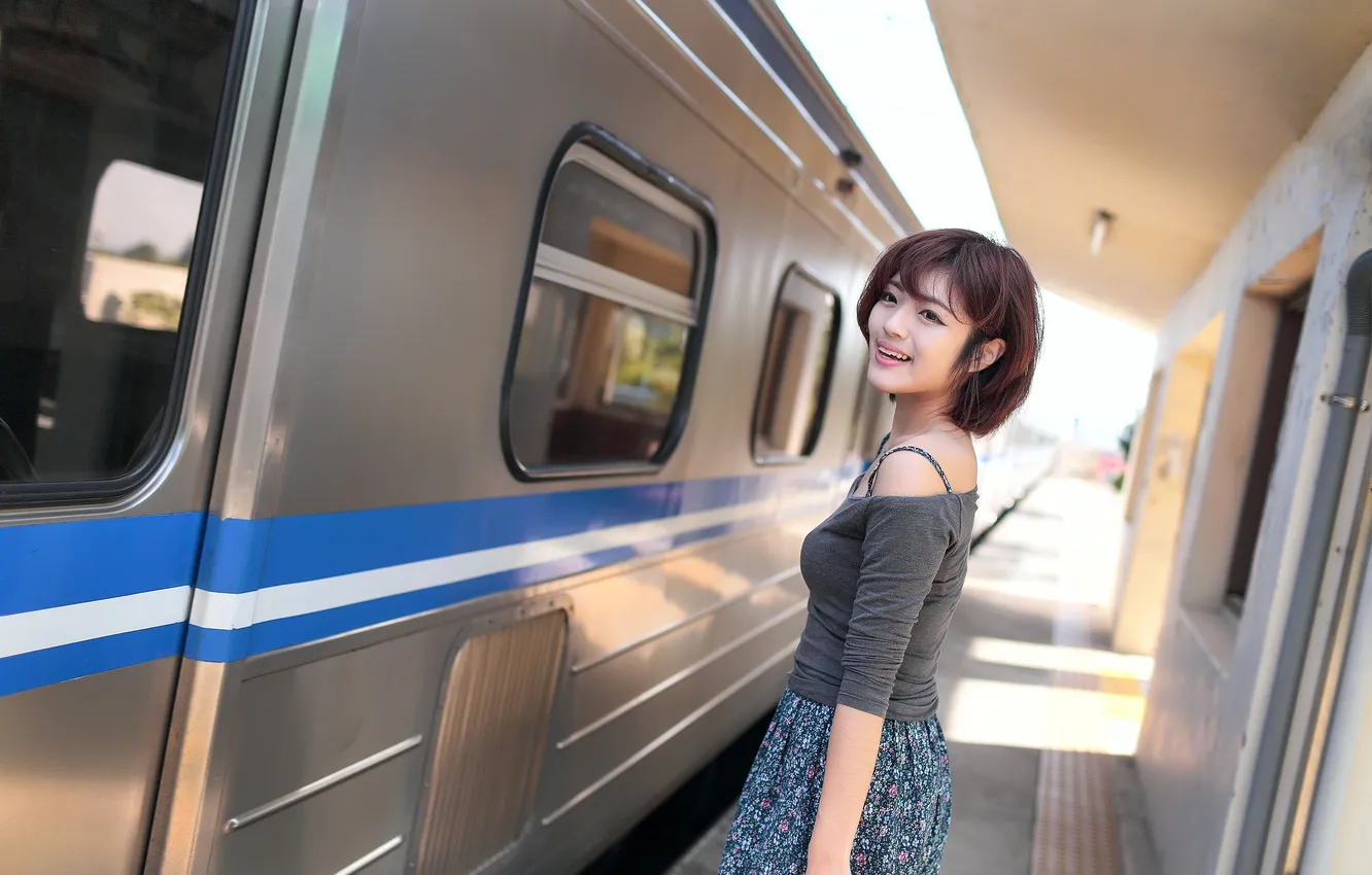 Photo wallpaper girl, face, hair, train