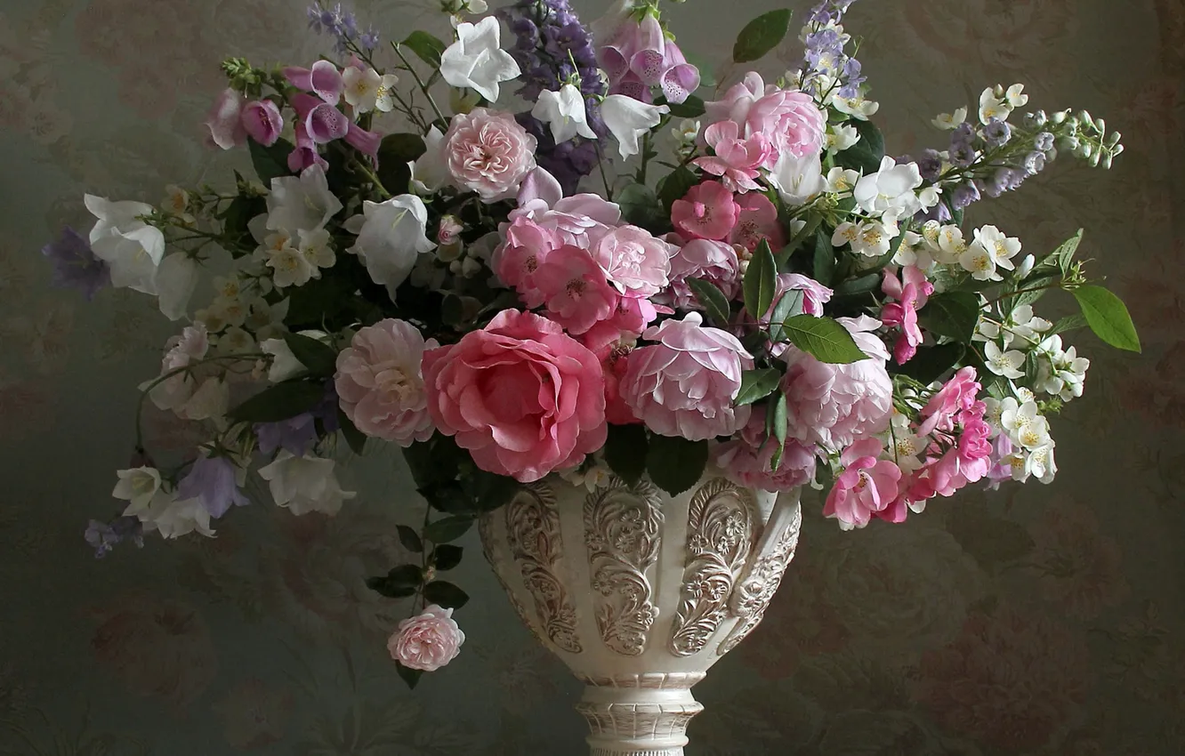 Photo wallpaper leaves, flowers, table, roses, bouquet, vase, pink, white