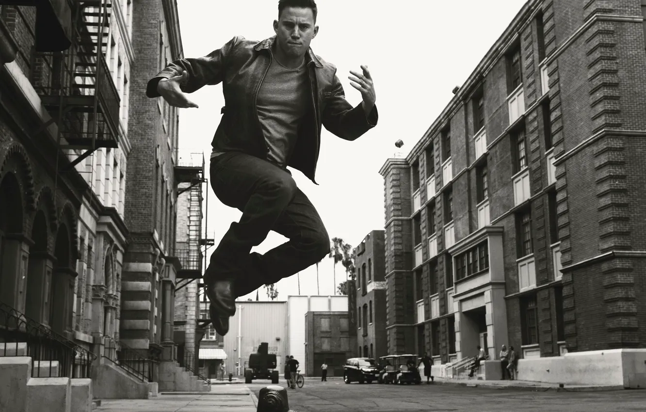 Photo wallpaper photo, jump, street, home, frame, actor, black and white, Channing Tatum