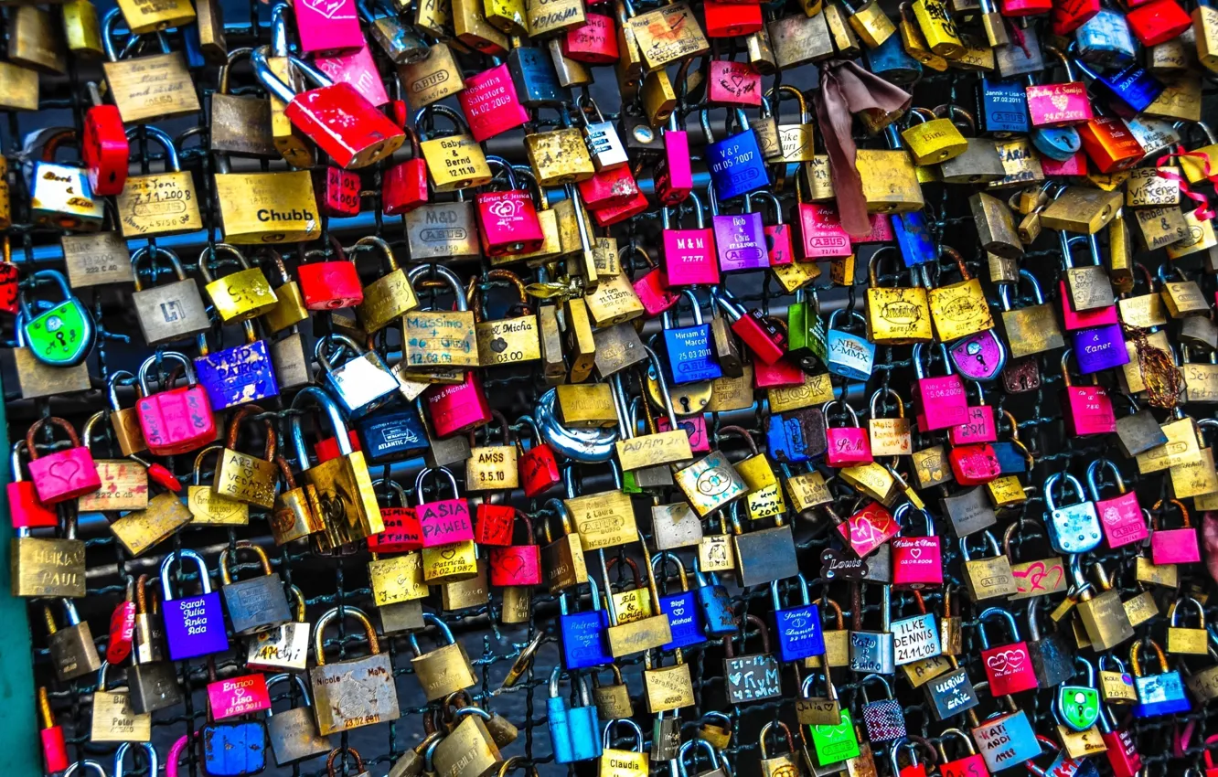 Photo wallpaper words, phrases, drawings, many colors, different padlocks
