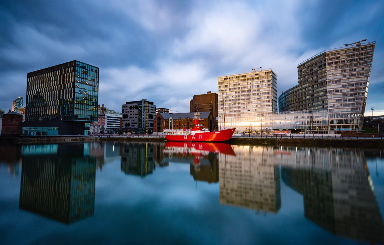 Photo wallpaper clouds, red, the city, reflection, ship, England, building, home