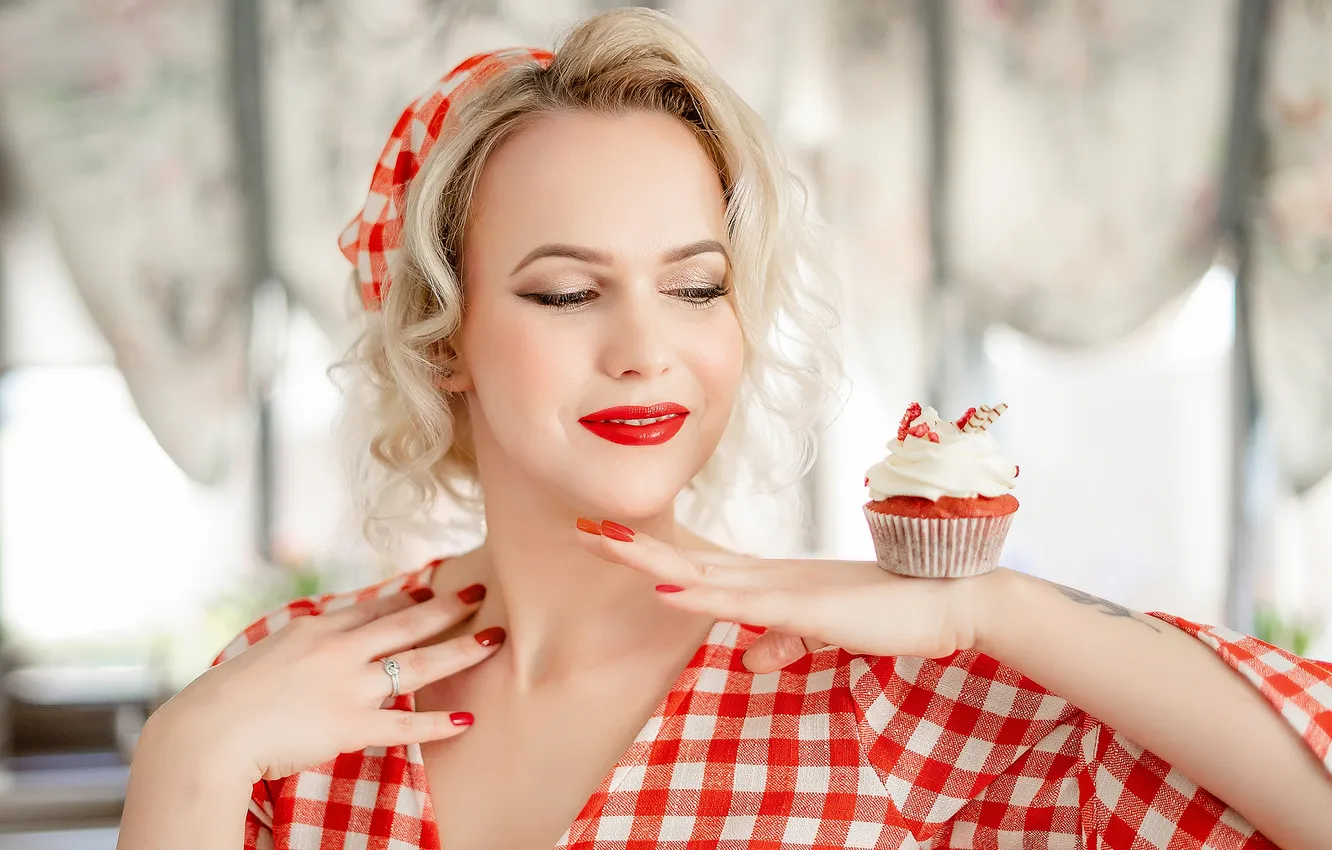 Photo wallpaper girl, blonde, red lipstick, cupcakes, The red shirt