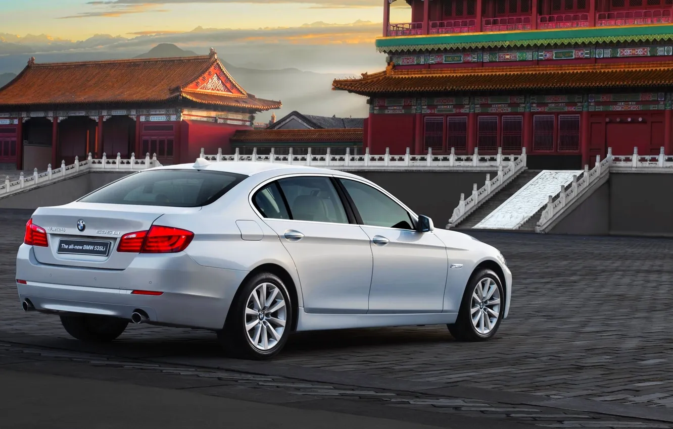 Photo wallpaper machine, silver, building, pavers, BMW, East, sedan, 5 Series