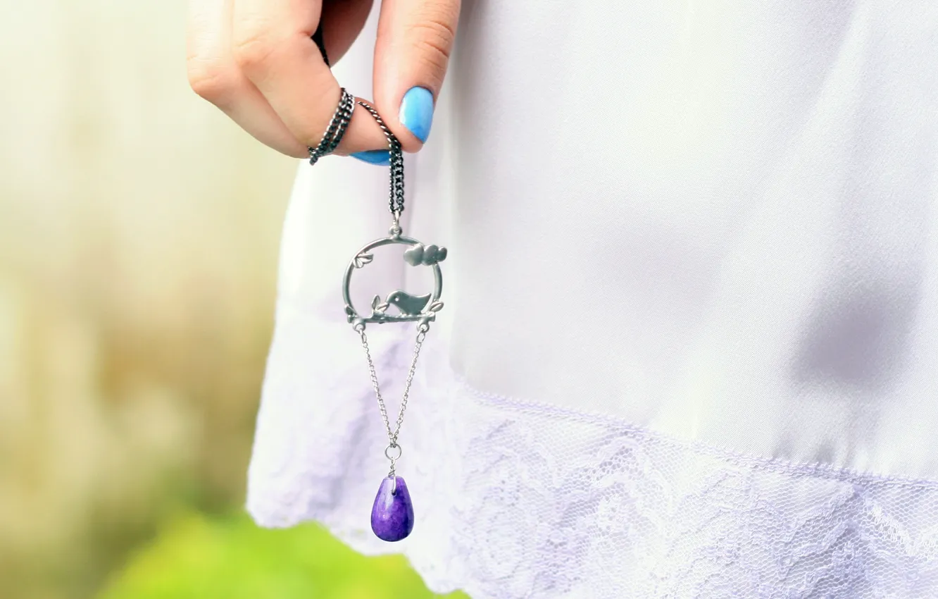 Photo wallpaper macro, hands, keychain