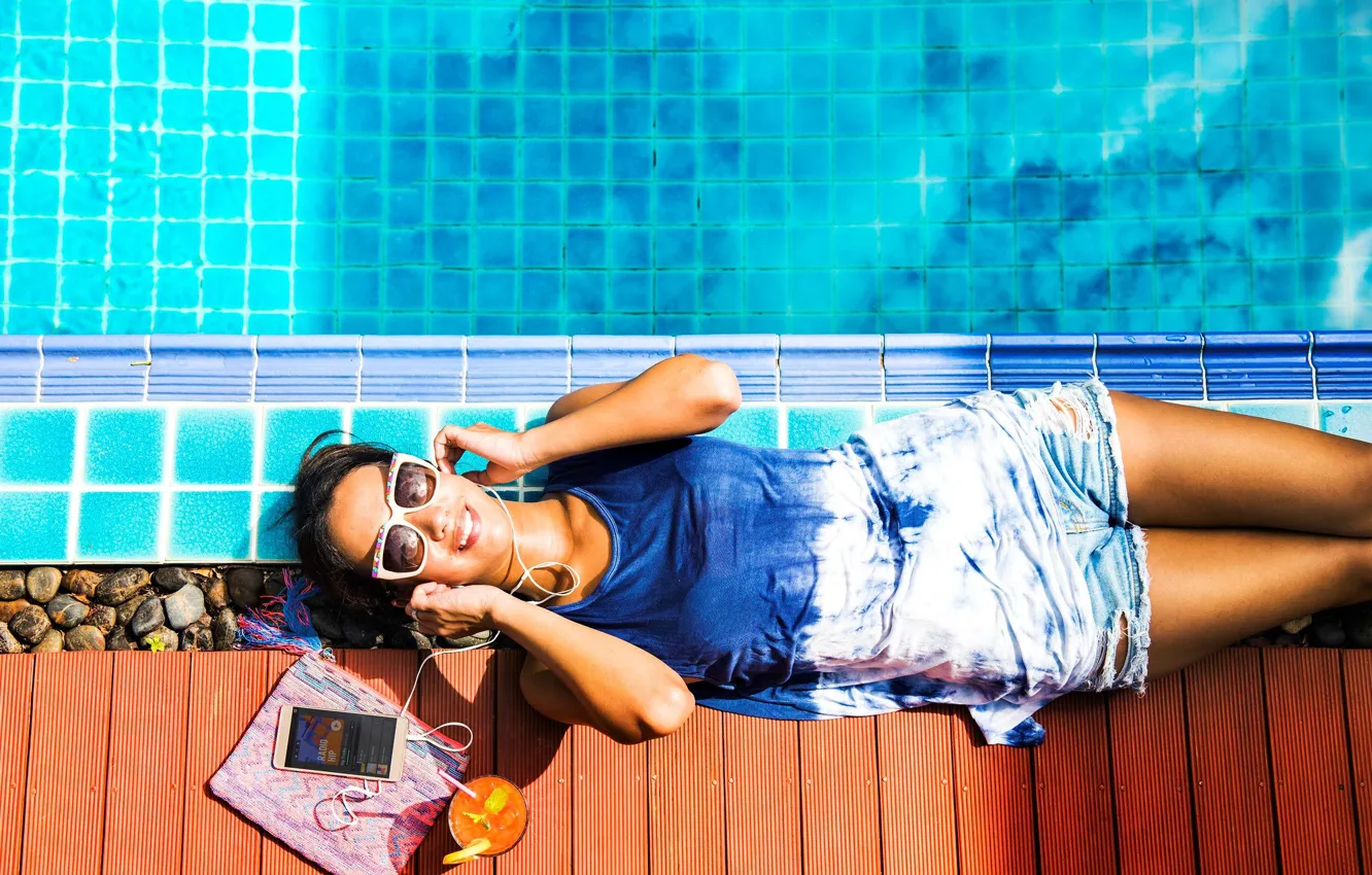 Photo wallpaper girl, stay, pool, glasses, cocktail, phone