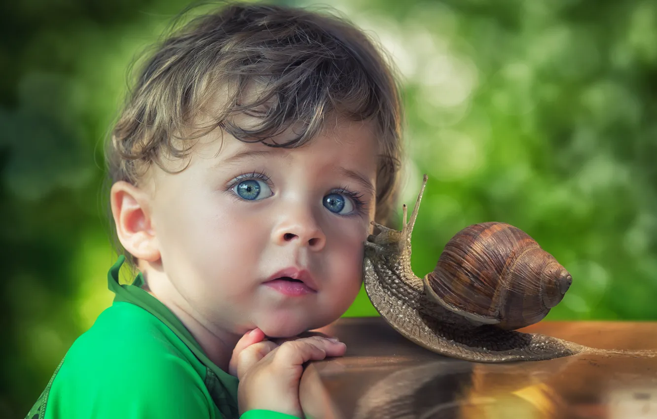 Photo wallpaper look, each, snail, boy, friendship, blue eyes
