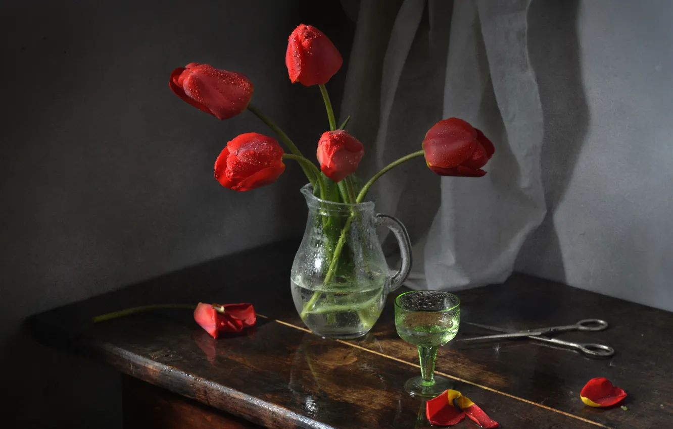 Photo wallpaper glass, water, drops, red, table, towel, bouquet, petals