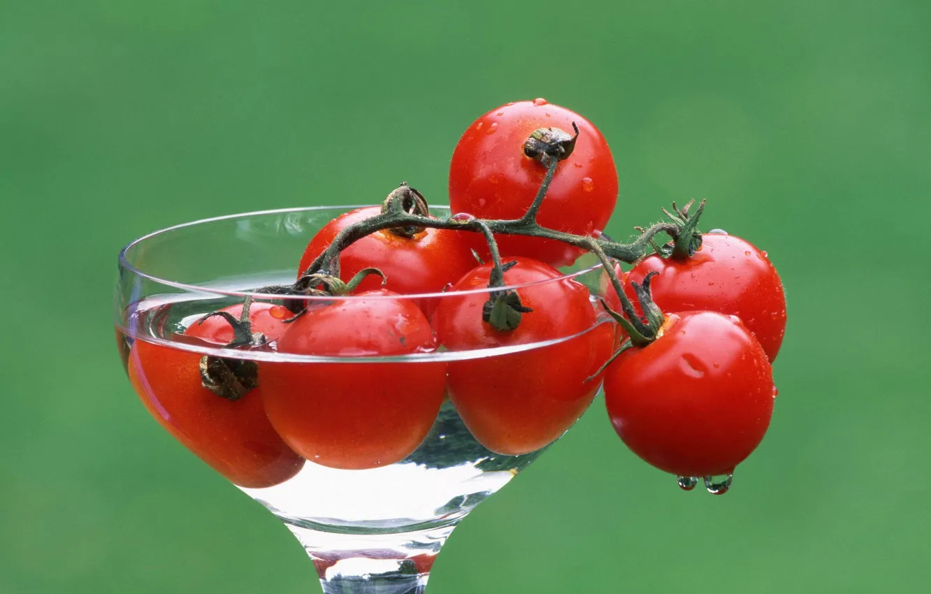 Photo wallpaper water, glass, tomatoes, green background, cherry