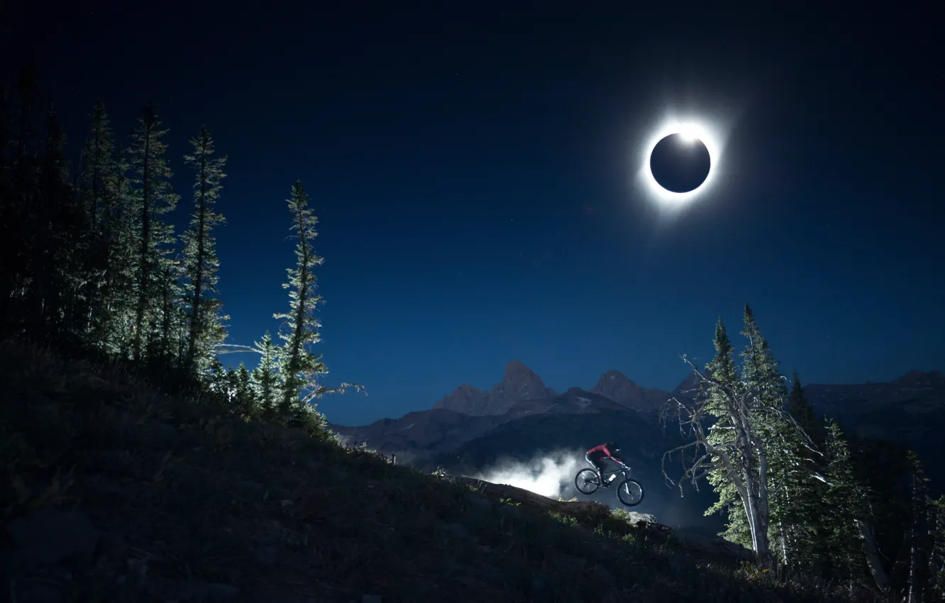 Photo wallpaper trees, mountains, bike, Wyoming, male, cyclist, USA, solar Eclipse