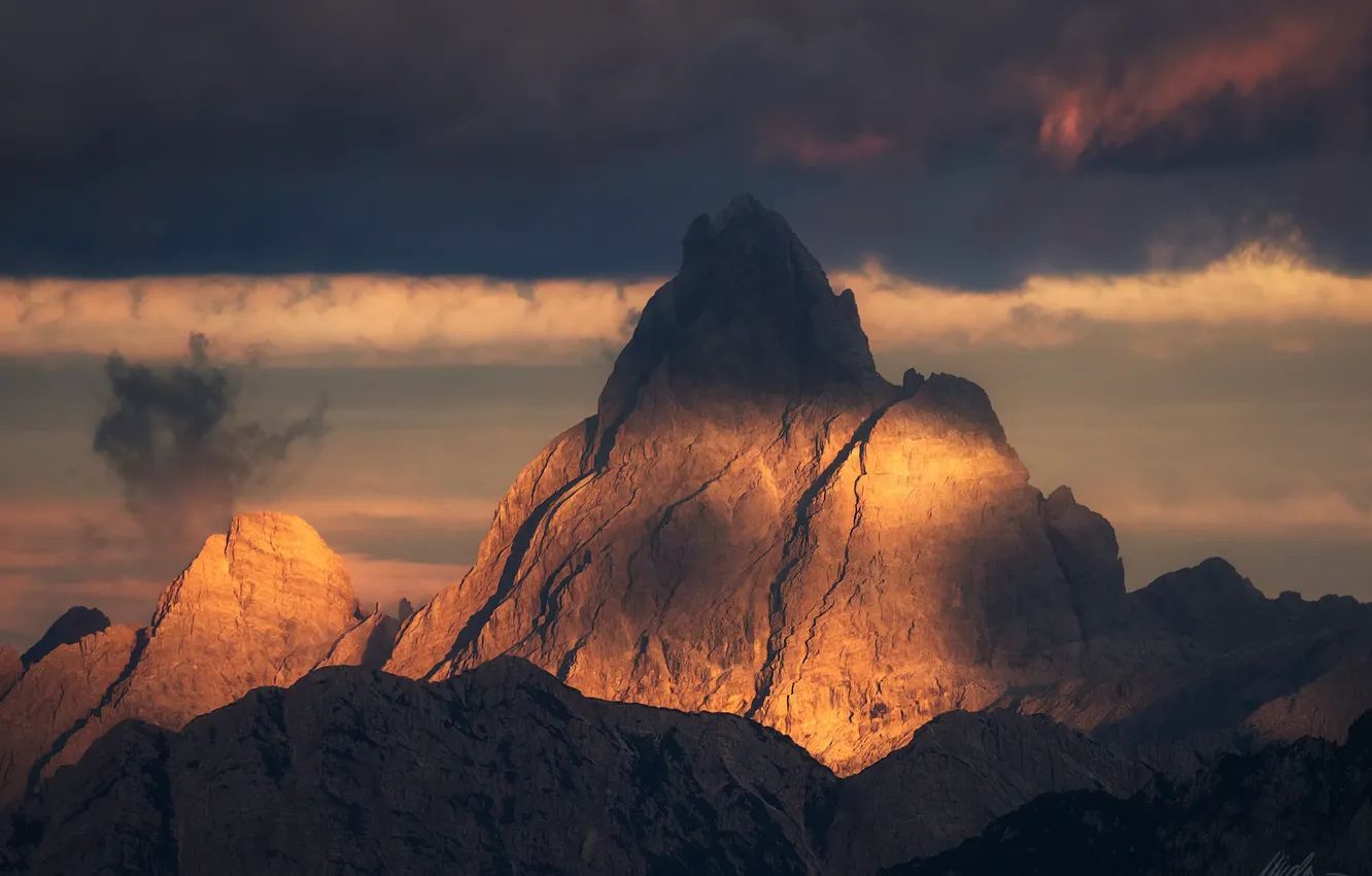 Light mountain. Горы свет. Гора света. Свет в горе. Световая гора.