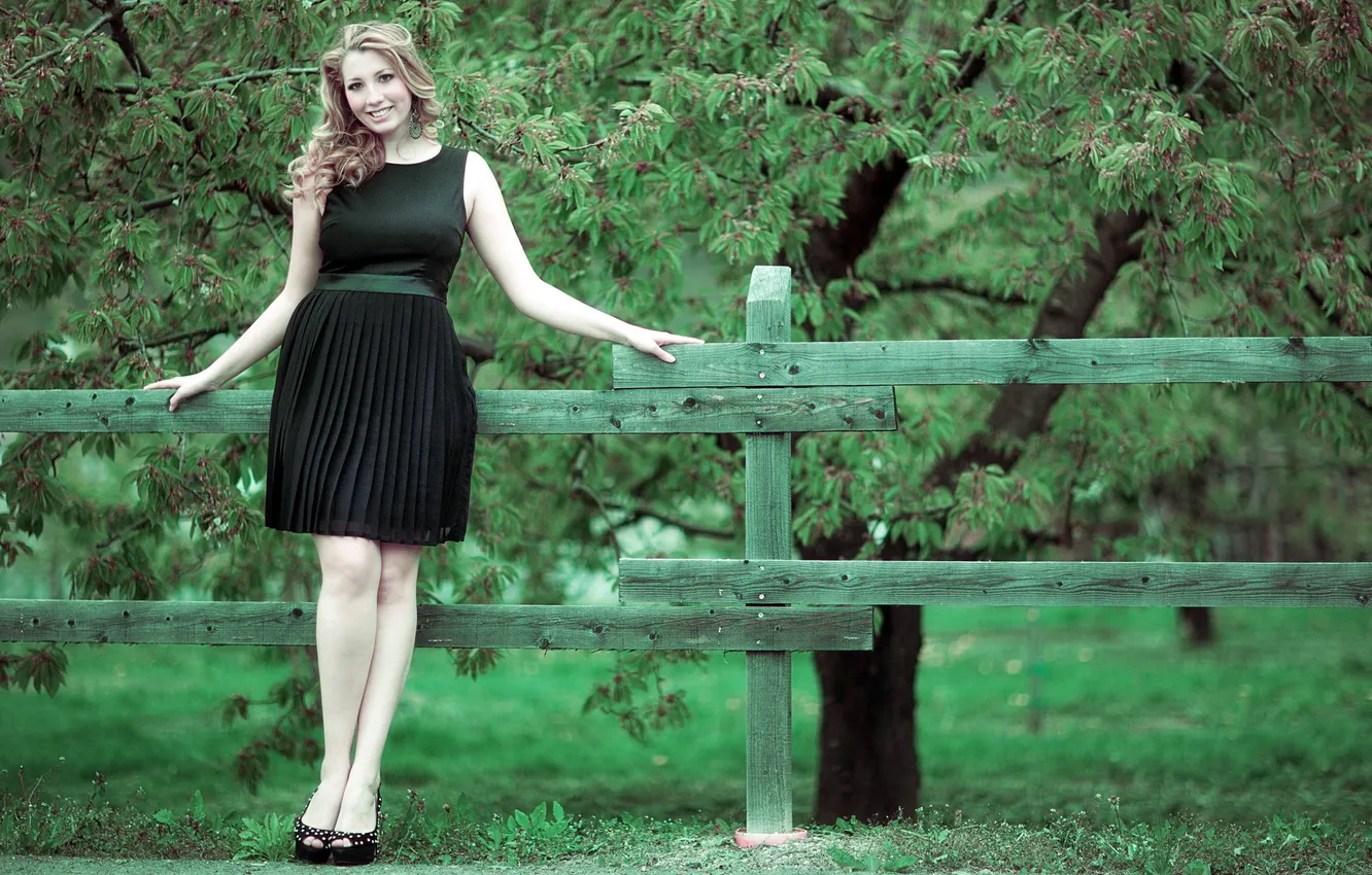 Photo wallpaper girl, the fence, Lucrezia