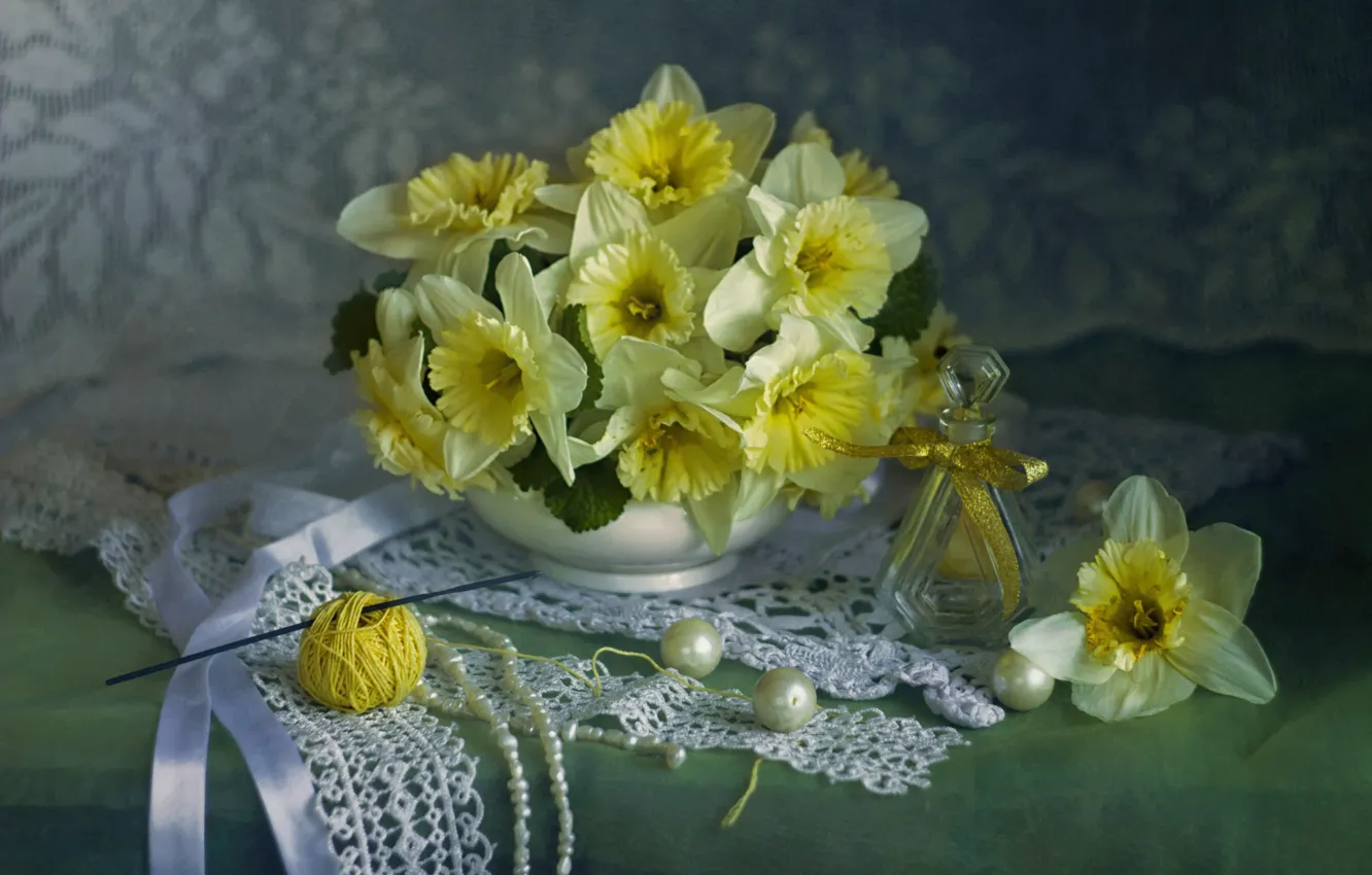Photo wallpaper tangle, perfume, beads, daffodils