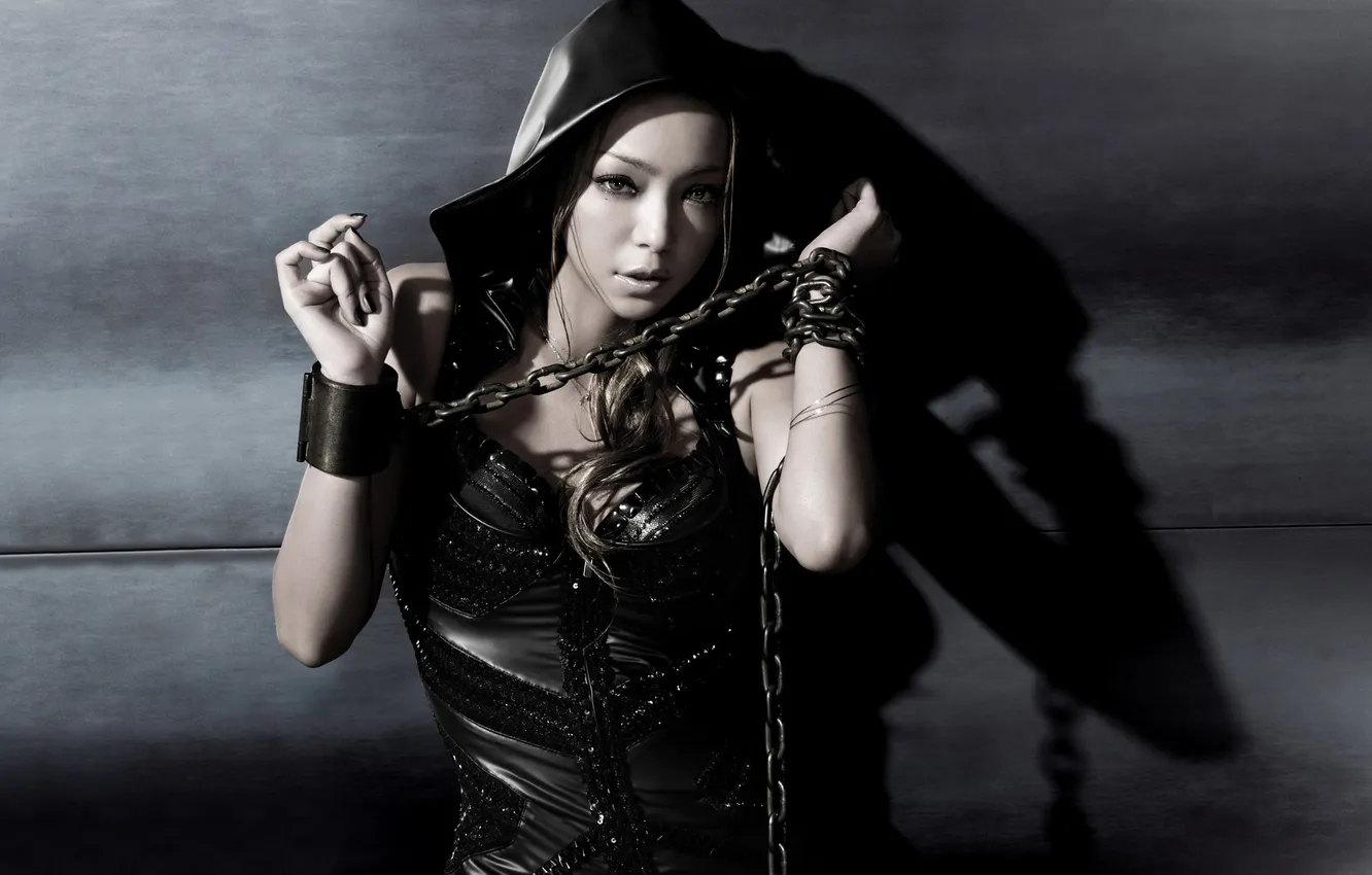 Photo wallpaper hands, chain, hood, Asian
