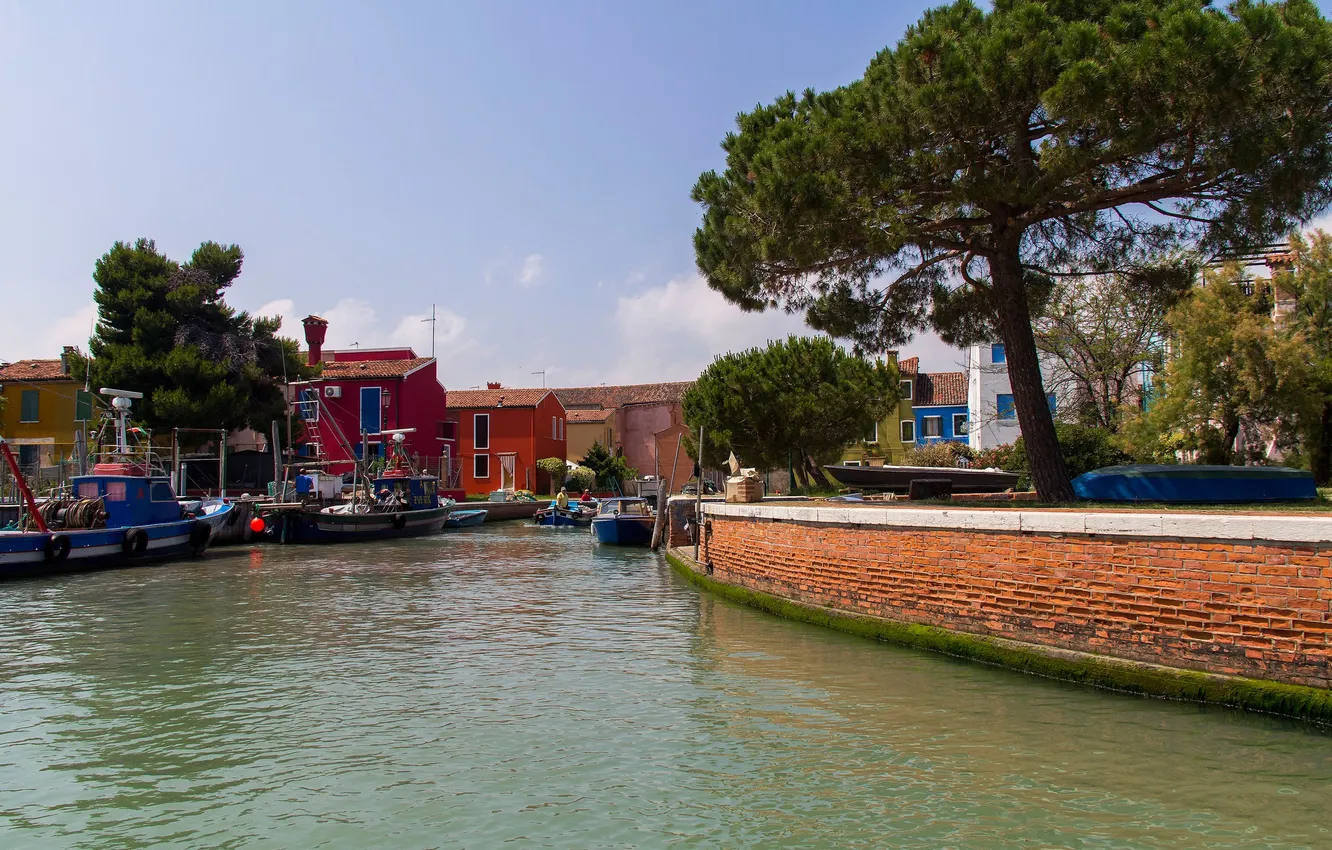 Photo wallpaper the sky, trees, boat, home, Italy, Venice, channel, Burano island