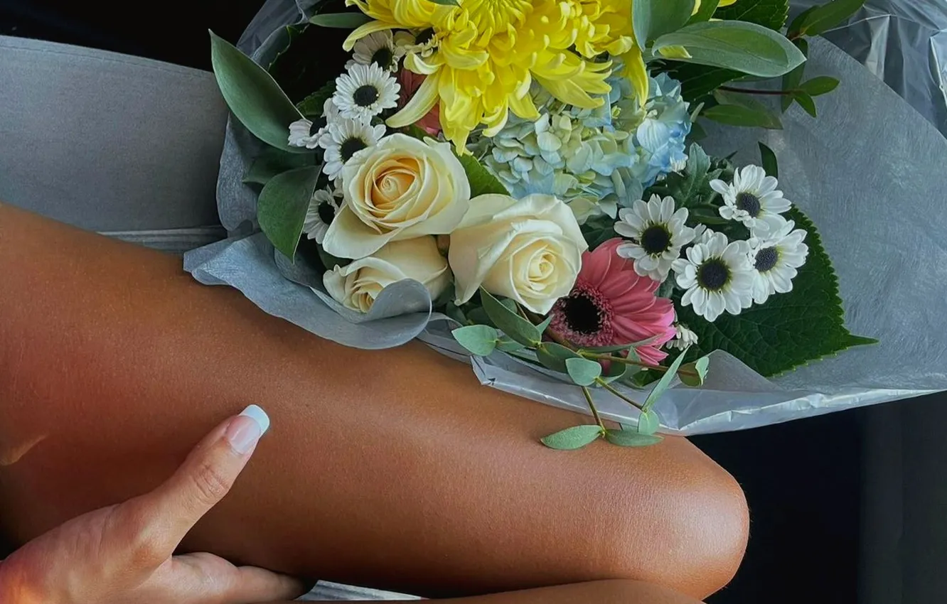 Photo wallpaper girl, flowers, bouquet, manicure, slender legs, tanned legs