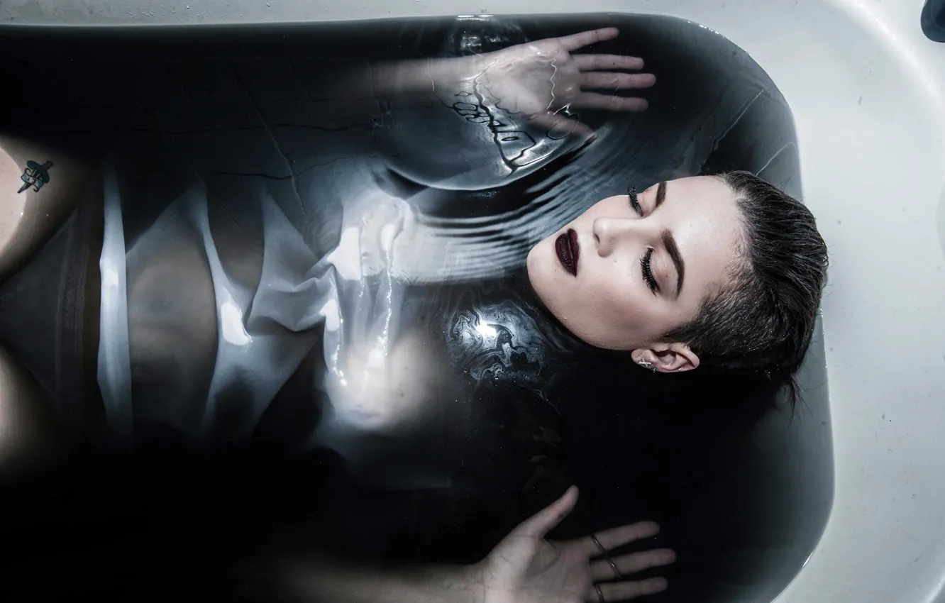 Photo wallpaper water, bath, singer, Halsey