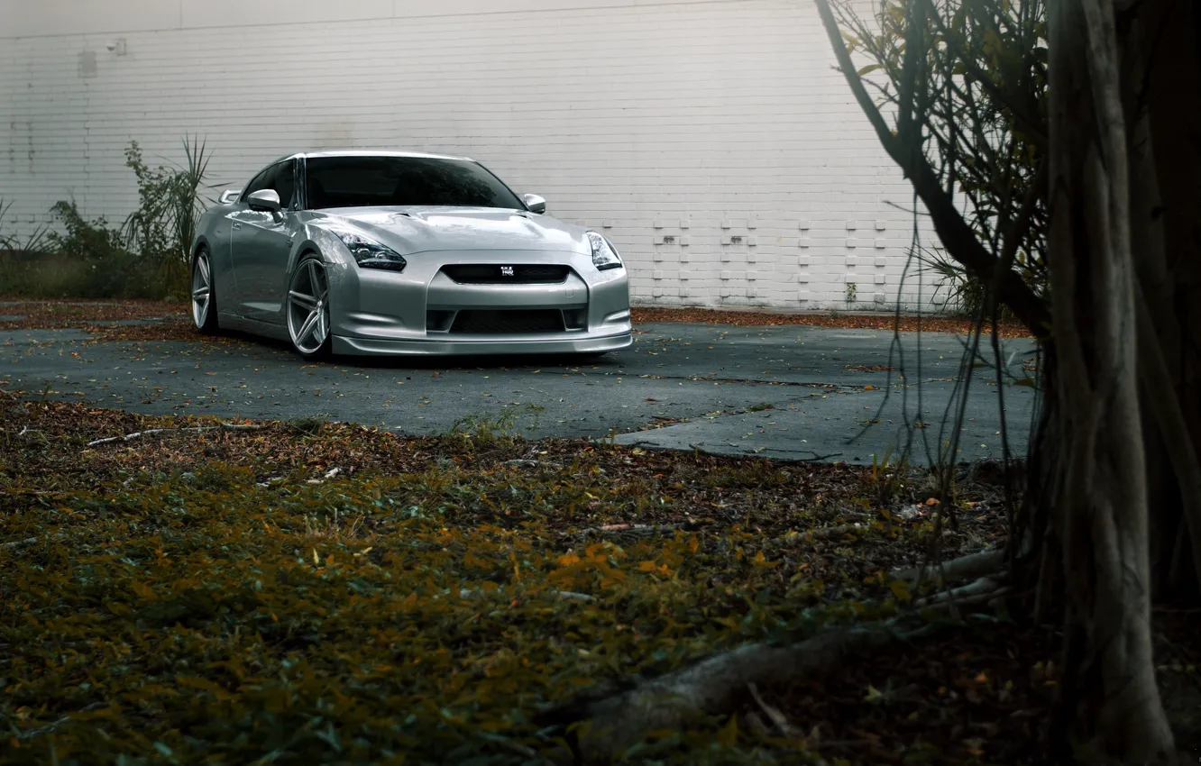 Photo wallpaper road, wall, lawn, silver, nissan, wall, front view, road