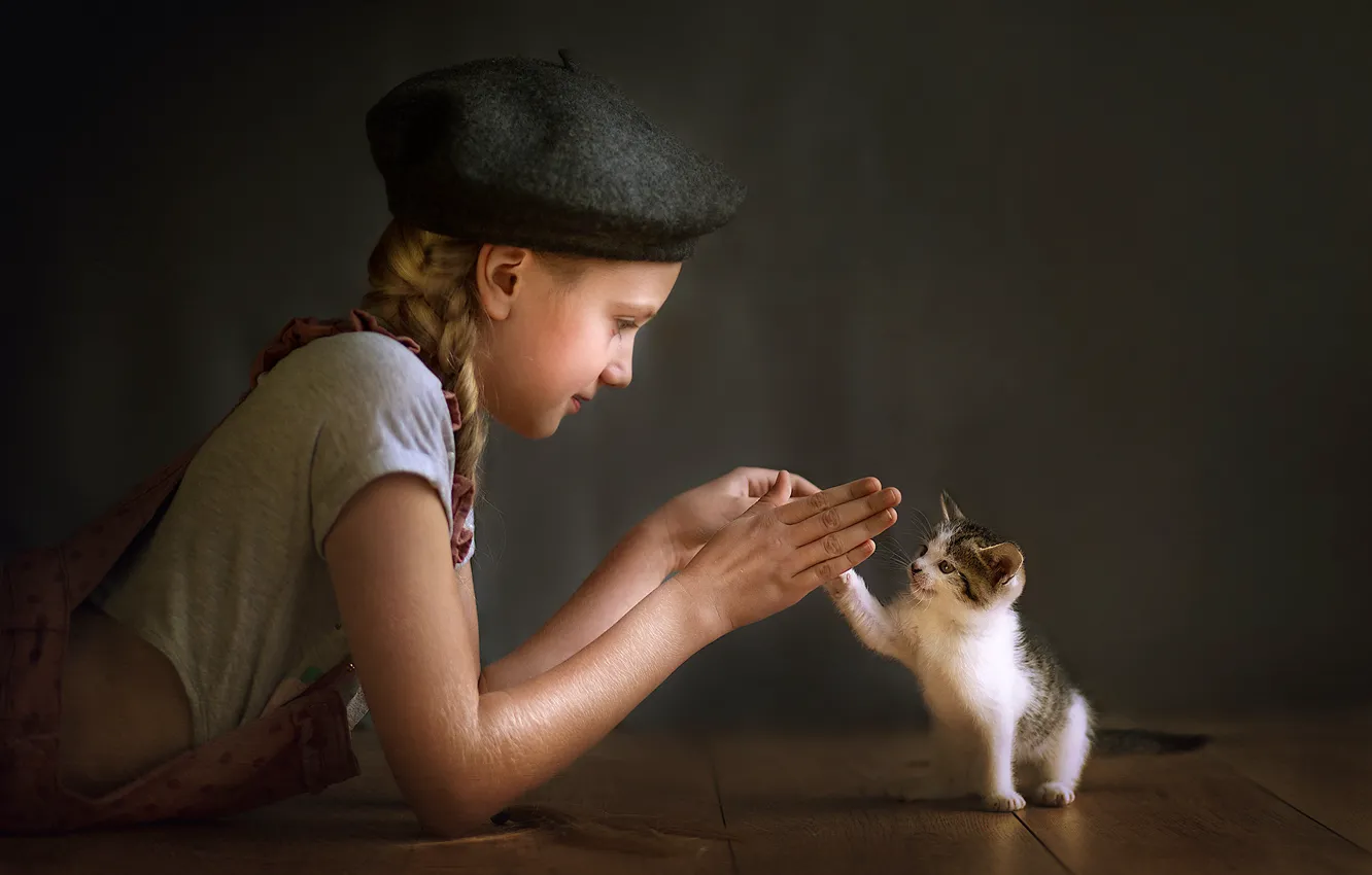 Photo wallpaper hands, baby, girl, kitty, friends, takes, Vilma Arlauskaite-Buloviene