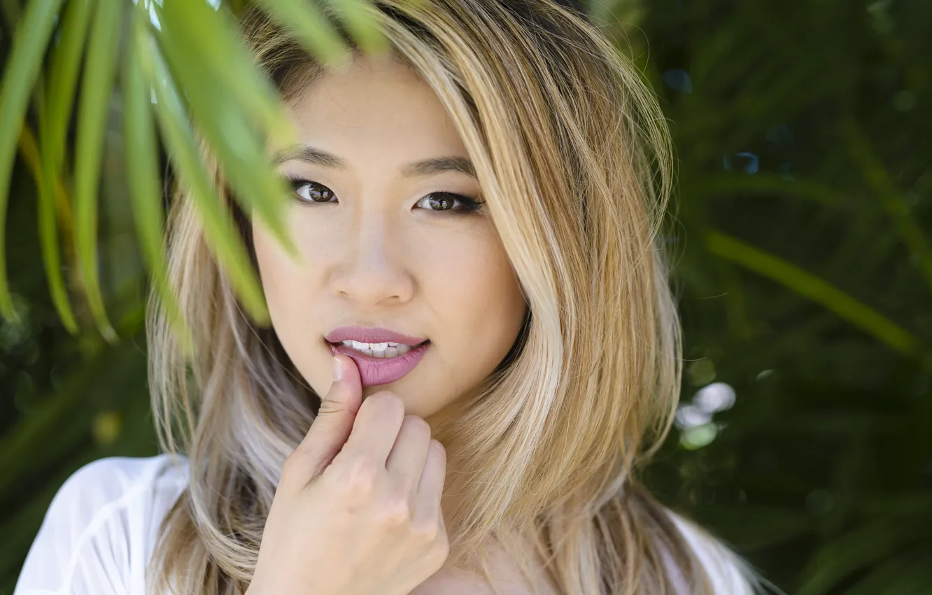 Photo wallpaper summer, girl, face, hair, hands, lips