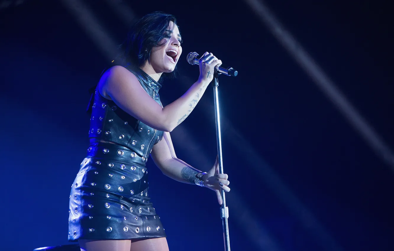 Photo wallpaper concert, speech, Demi Lovato, Demi Lovato, With microphone