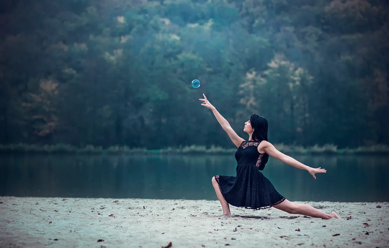Photo wallpaper girl, shore, dance, bubble, Leslie Boulnois