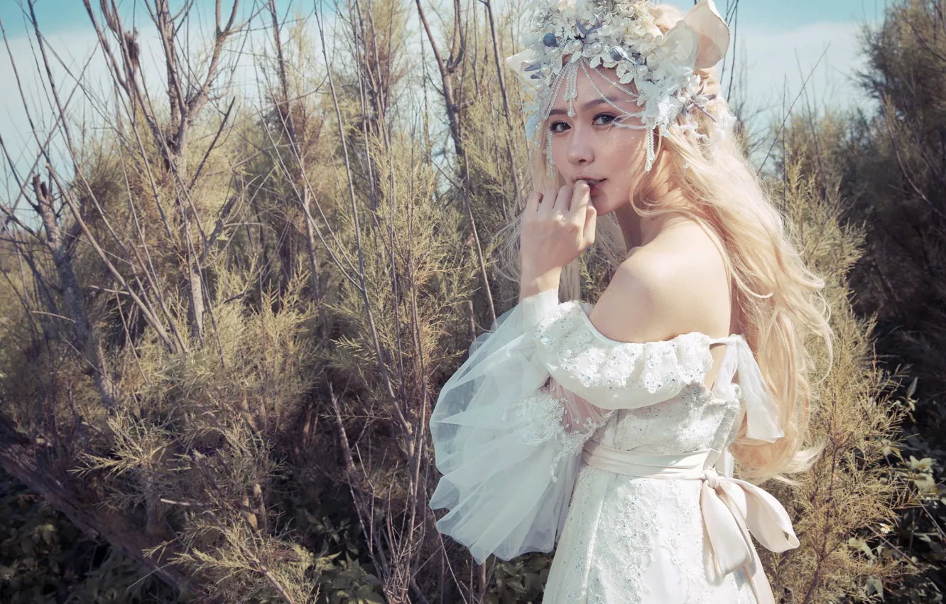 Photo wallpaper look, girl, nature, face, style, thickets, portrait, hands