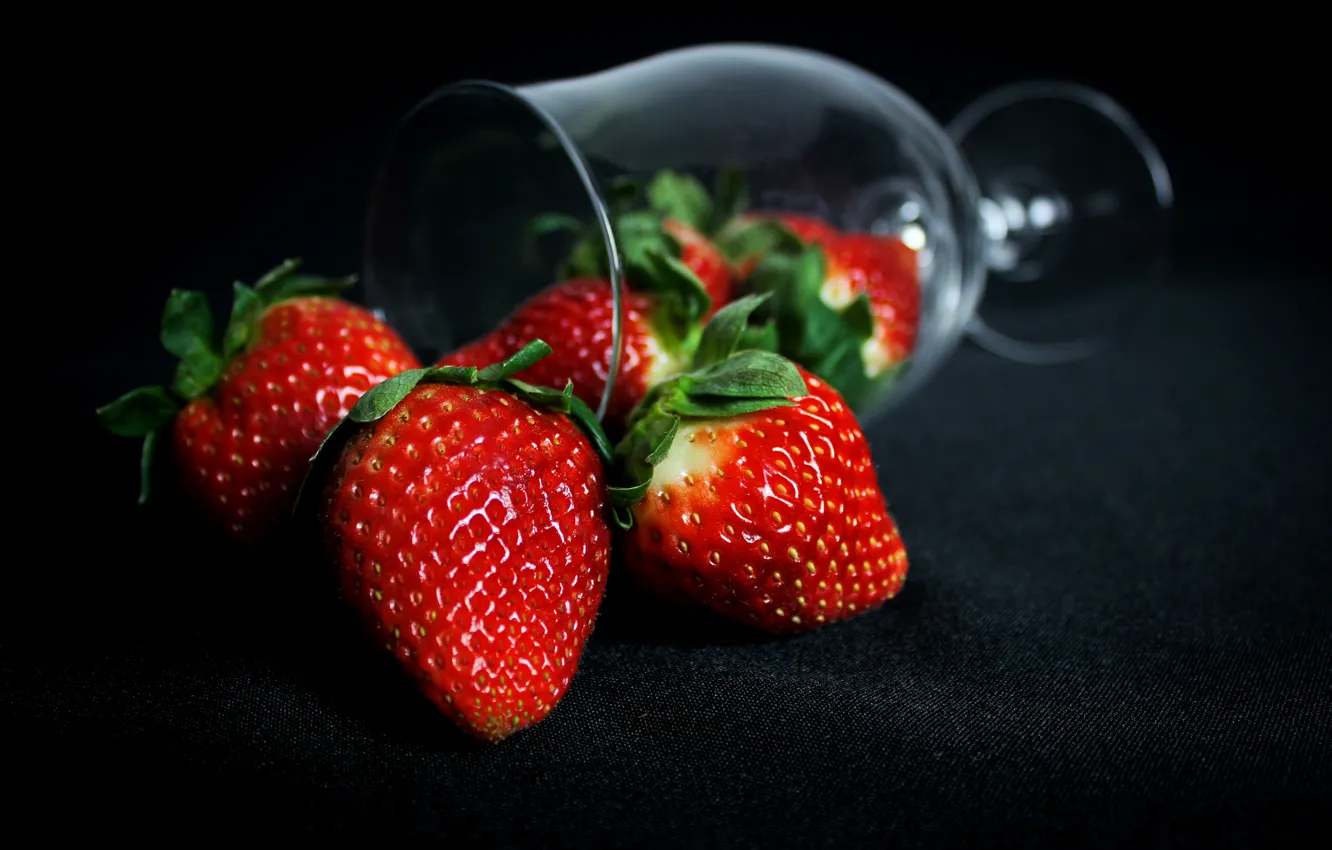 Photo wallpaper close-up, strawberry, glass
