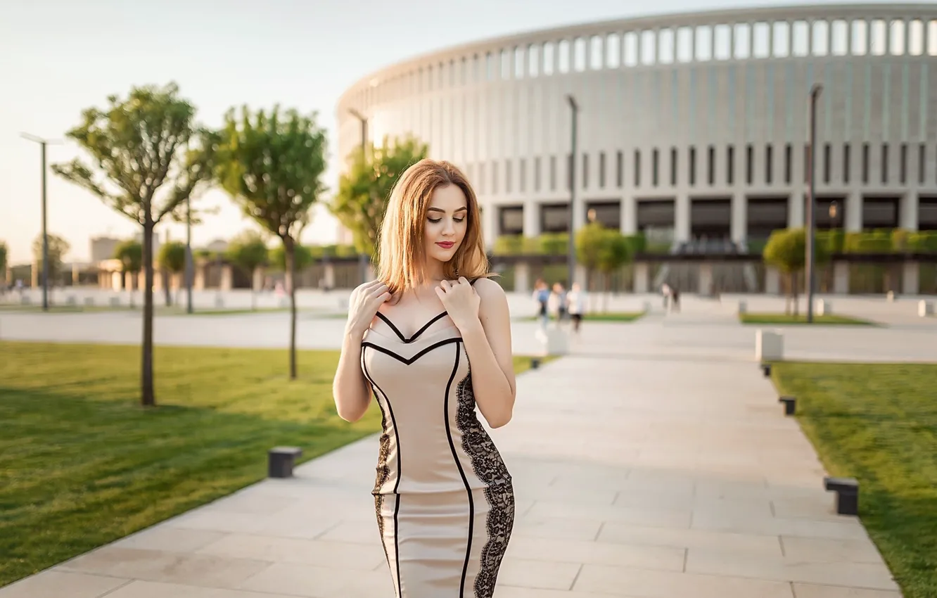 Photo wallpaper trees, the city, pose, lawn, model, portrait, makeup, figure