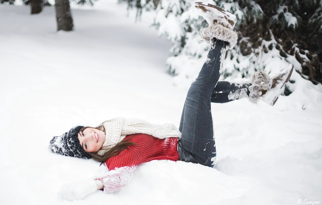 Photo wallpaper winter, snow, smile, Girl, lies, gloves, legs, Julia Tale