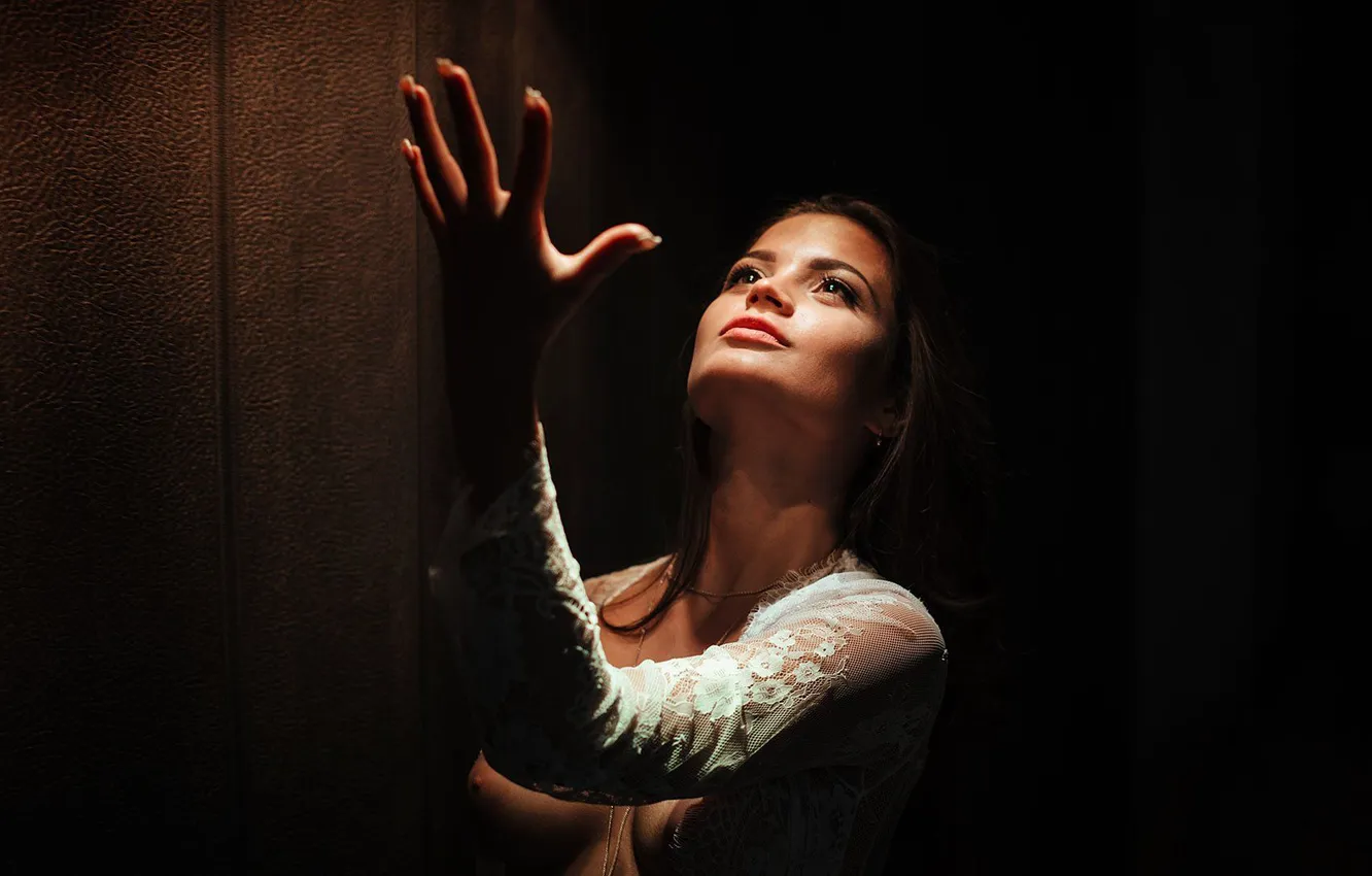 Photo wallpaper girl, the dark background, hands, Ruslan Kid